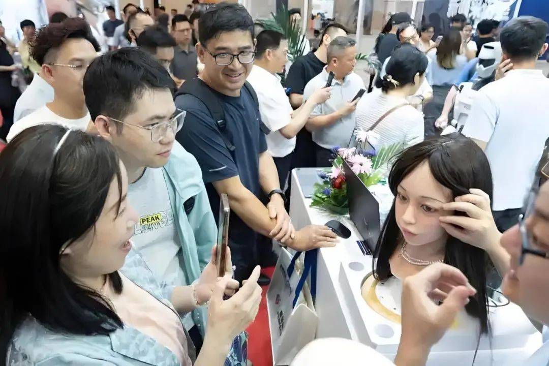 首届人形机器人展圆满落幕，成果丰硕意义深远，全国巡展逐步开启