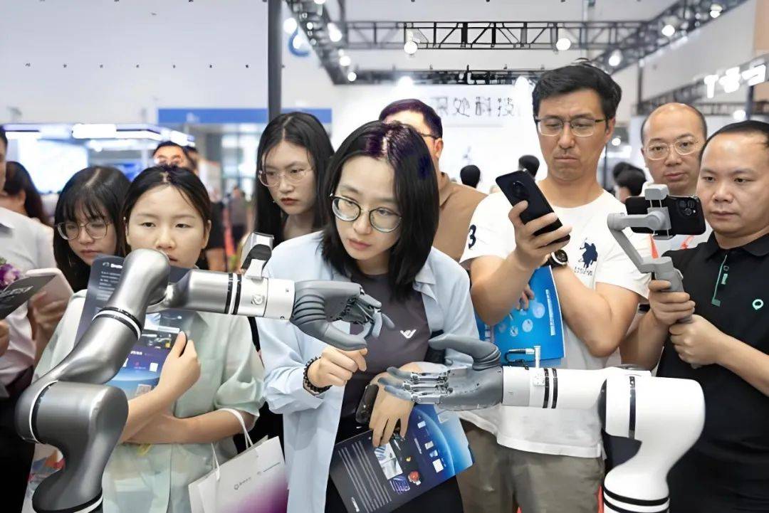 首届人形机器人展圆满落幕，成果丰硕意义深远，全国巡展逐步开启