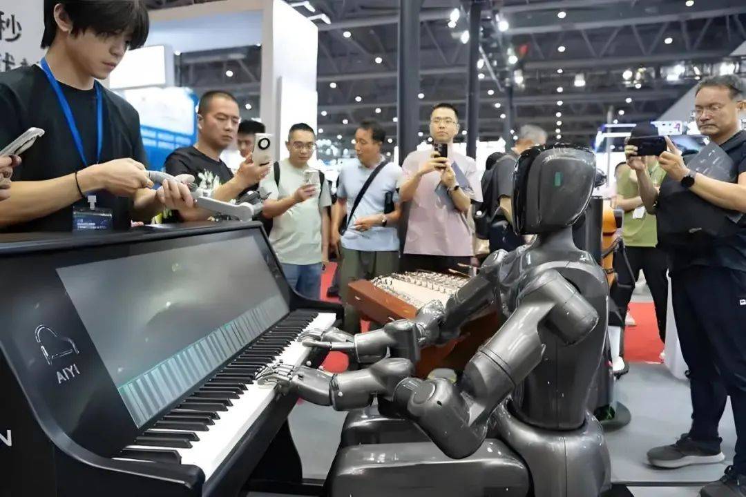 首届人形机器人展圆满落幕，成果丰硕意义深远，全国巡展逐步开启