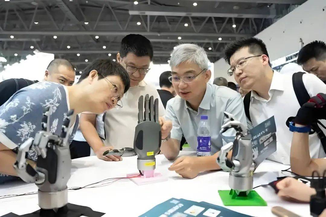 首届人形机器人展圆满落幕，成果丰硕意义深远，全国巡展逐步开启