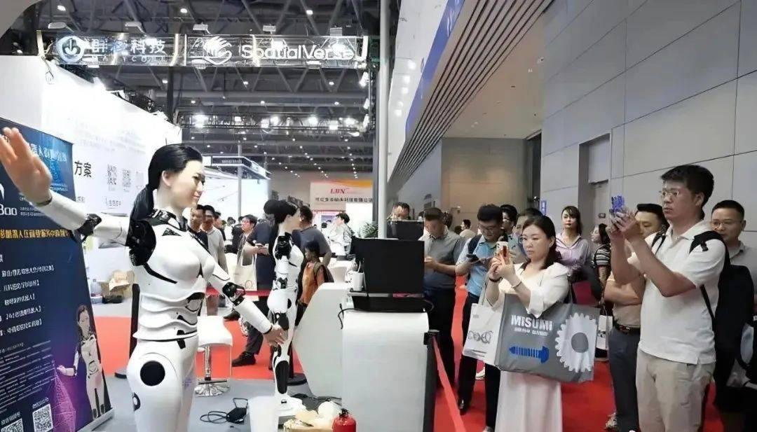 首届人形机器人展圆满落幕，成果丰硕意义深远，全国巡展逐步开启