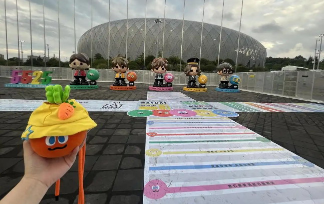 699元毛绒公仔抢空背后：一场关于“情感”的千亿级战争